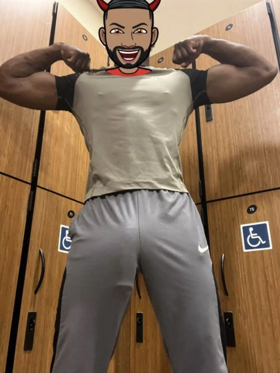 Bulging hard at the gym! 💪🏽🥵 posted by MonsterPapiMeat