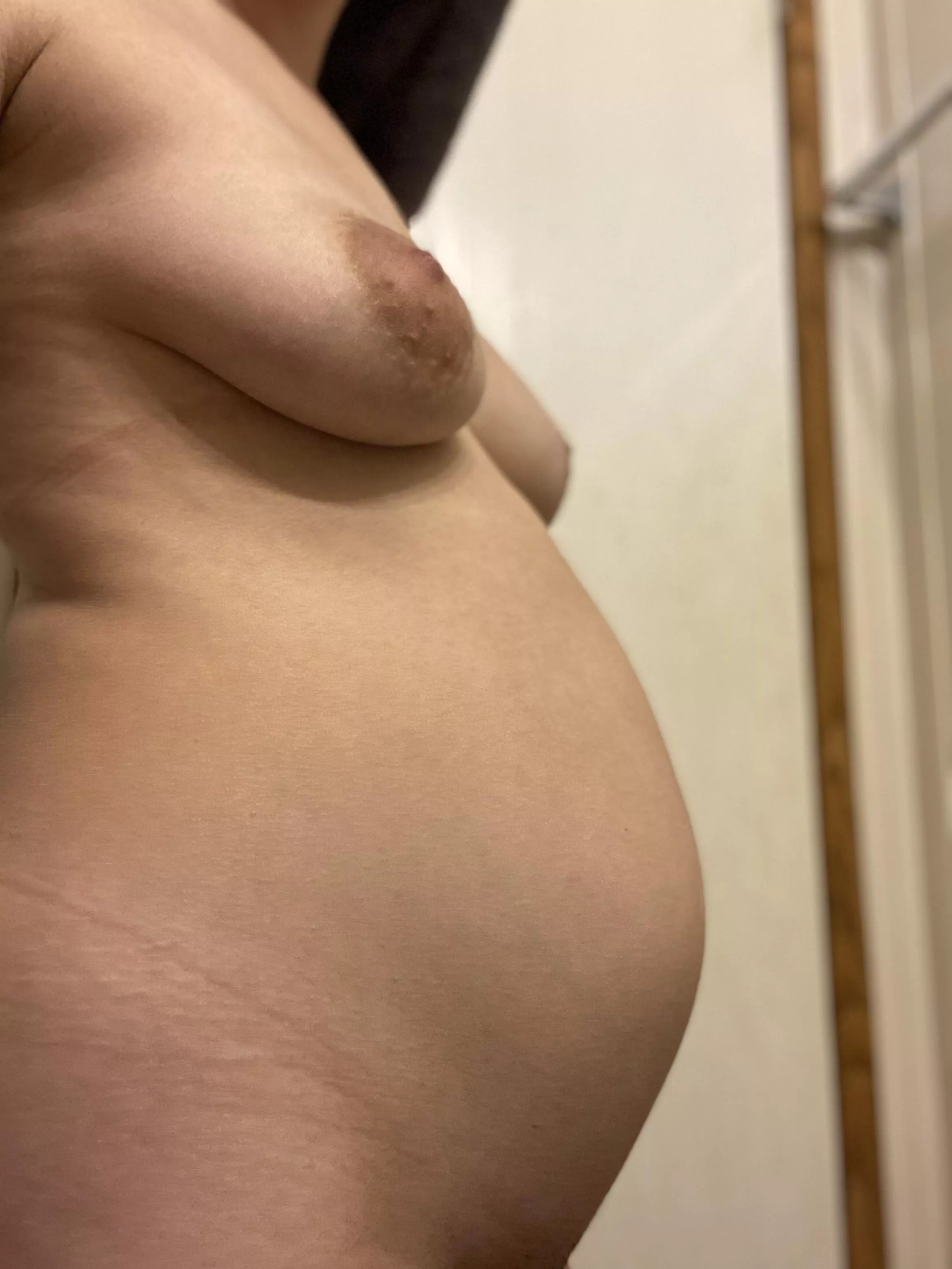 Can’t believe how fast my pregnant belly is growing posted by mamajbby_free