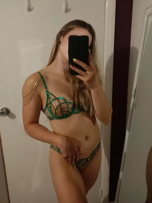 Does green suit me? by avaandalex