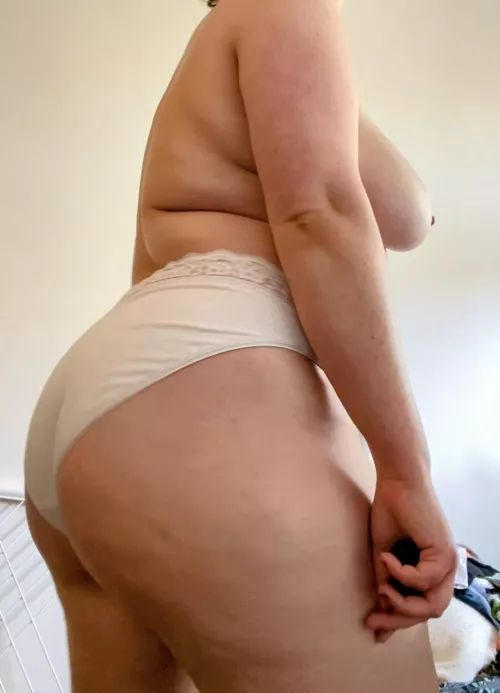 I love all my curves by Snacky_thiccums