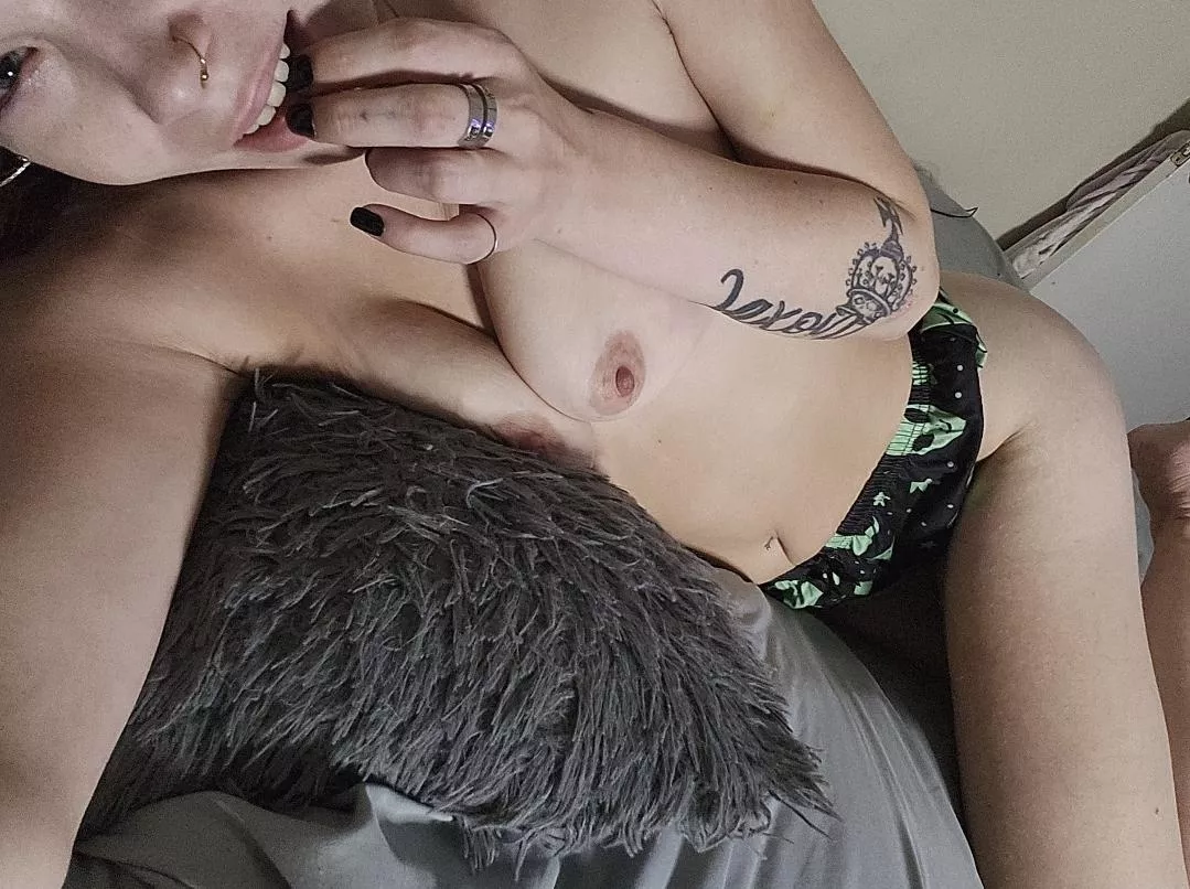 New bed sheets & freshly shaven legs; yes 😍 posted by coreeyx