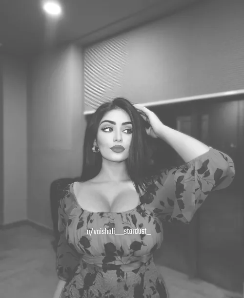 Posting this coz you wanna see this bhabhi in desi attire🙈 by Vaishali__stardust_