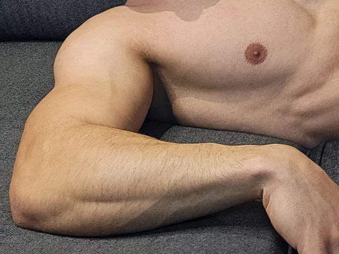 Relaxing on the couch 😌.. by John_fitness91