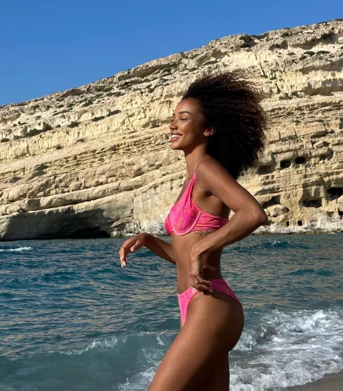 Smiles make them prettier by HonestRunner