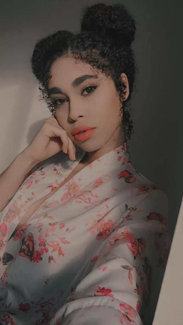 Lazy afternoons.. Come chat with me today posted by minnie04xo