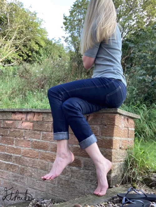 Swinging my feet by Elfrida77