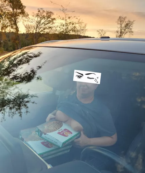 Who wants some pizza? by Amazing_Slit