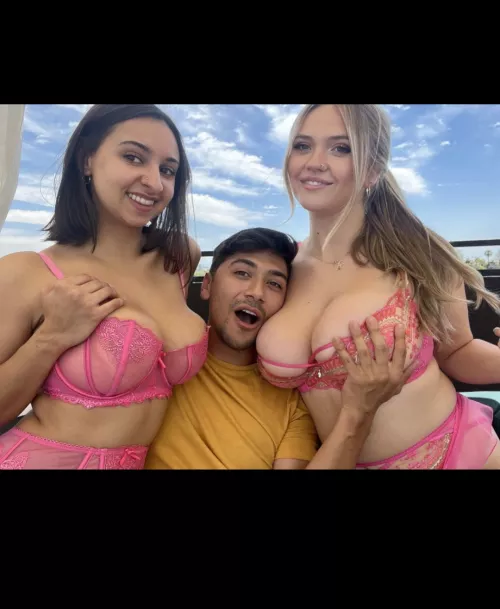 Who's the hottie on the right by hollabitch