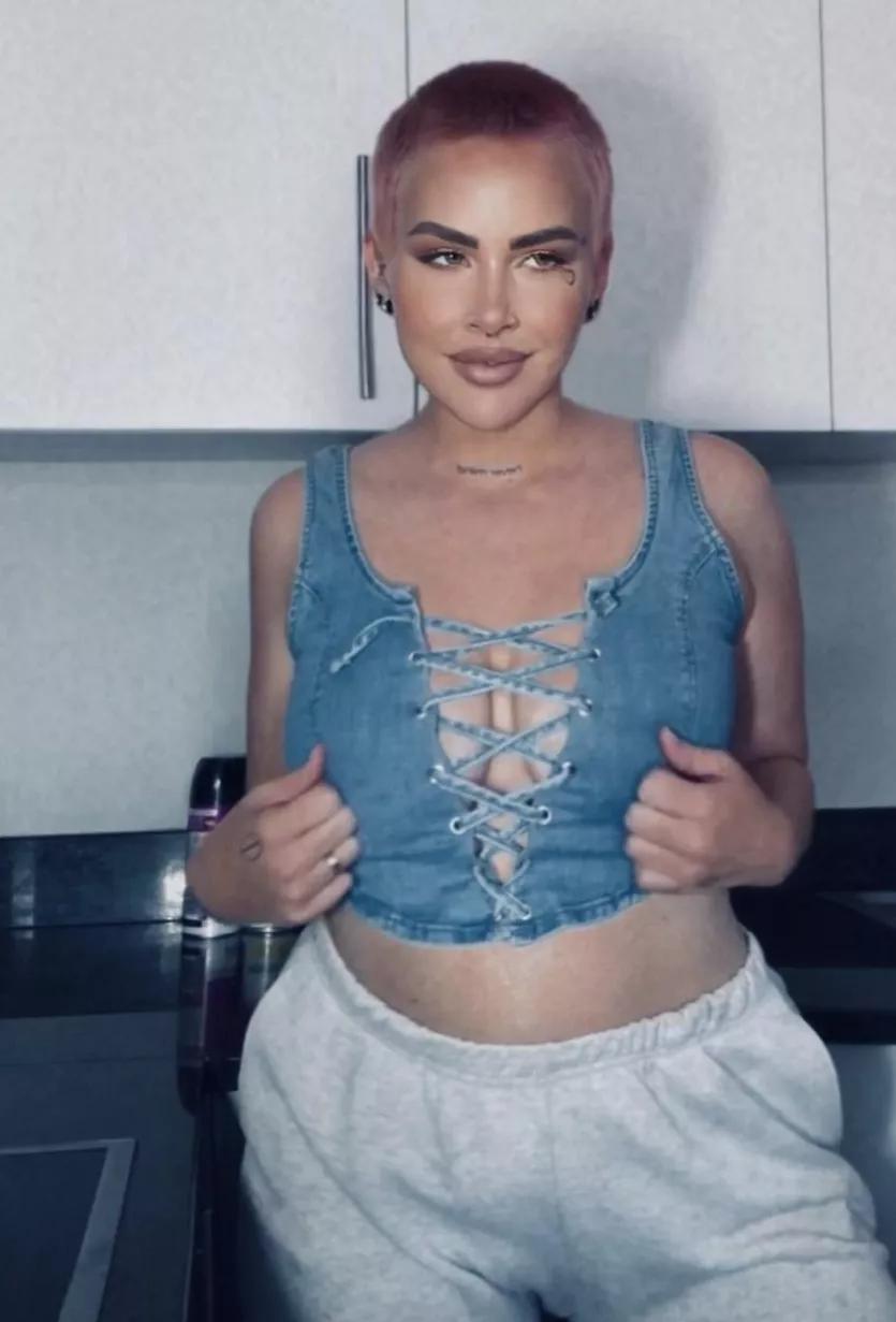 you guys love my pink buzzcut? posted by cassidyyrosee