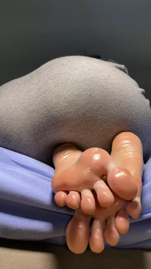 Your tongue belongs inbetween my toes by marialiangeles