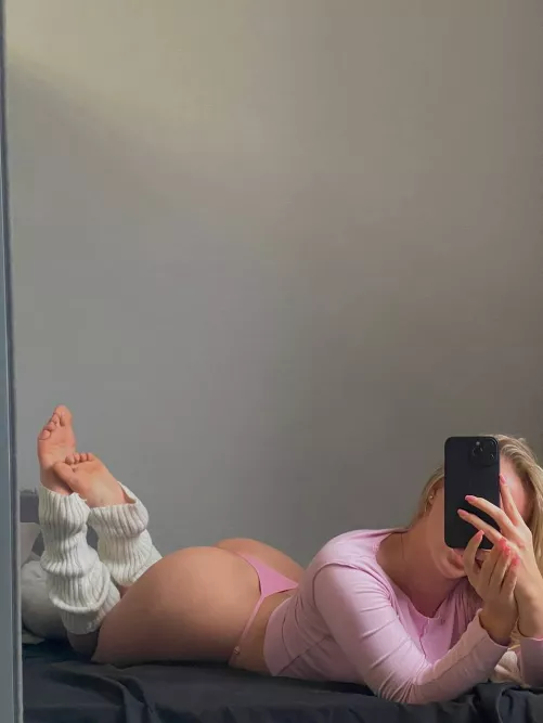 Come cuddle me from the back and cum on it ;) by tertianlipstick990