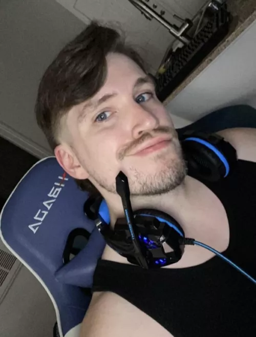 Gayming before I need to get ready for a Halloween party by blanquito_guerito