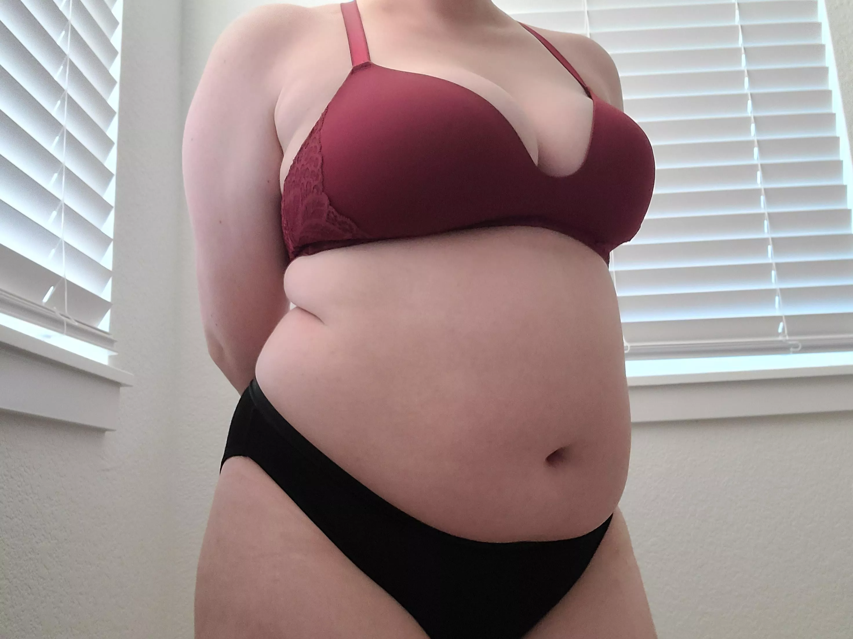 Give my tummy some kisses please posted by _Victoriamoon