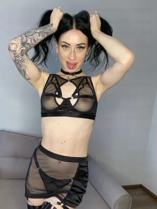 I look good with my anal plug in by hargatlh