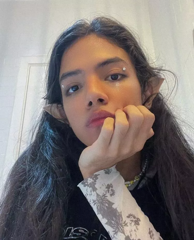 Just wanted to show my last minute elf costume for Halloween (I literally just had the ears lol)🧝🏽‍♀️ posted by orbitaa