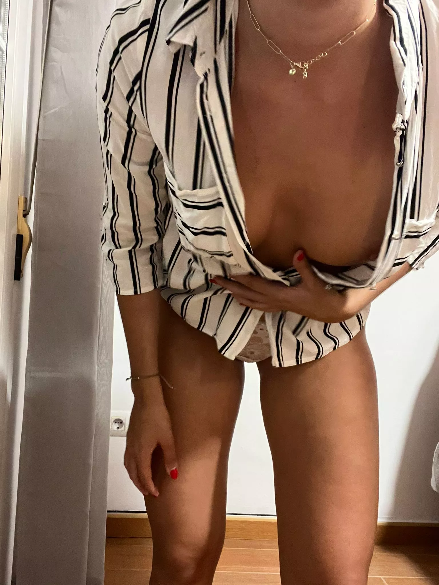 My first downblouse... I feel really sexy. What do you think? posted by hotbeachwife