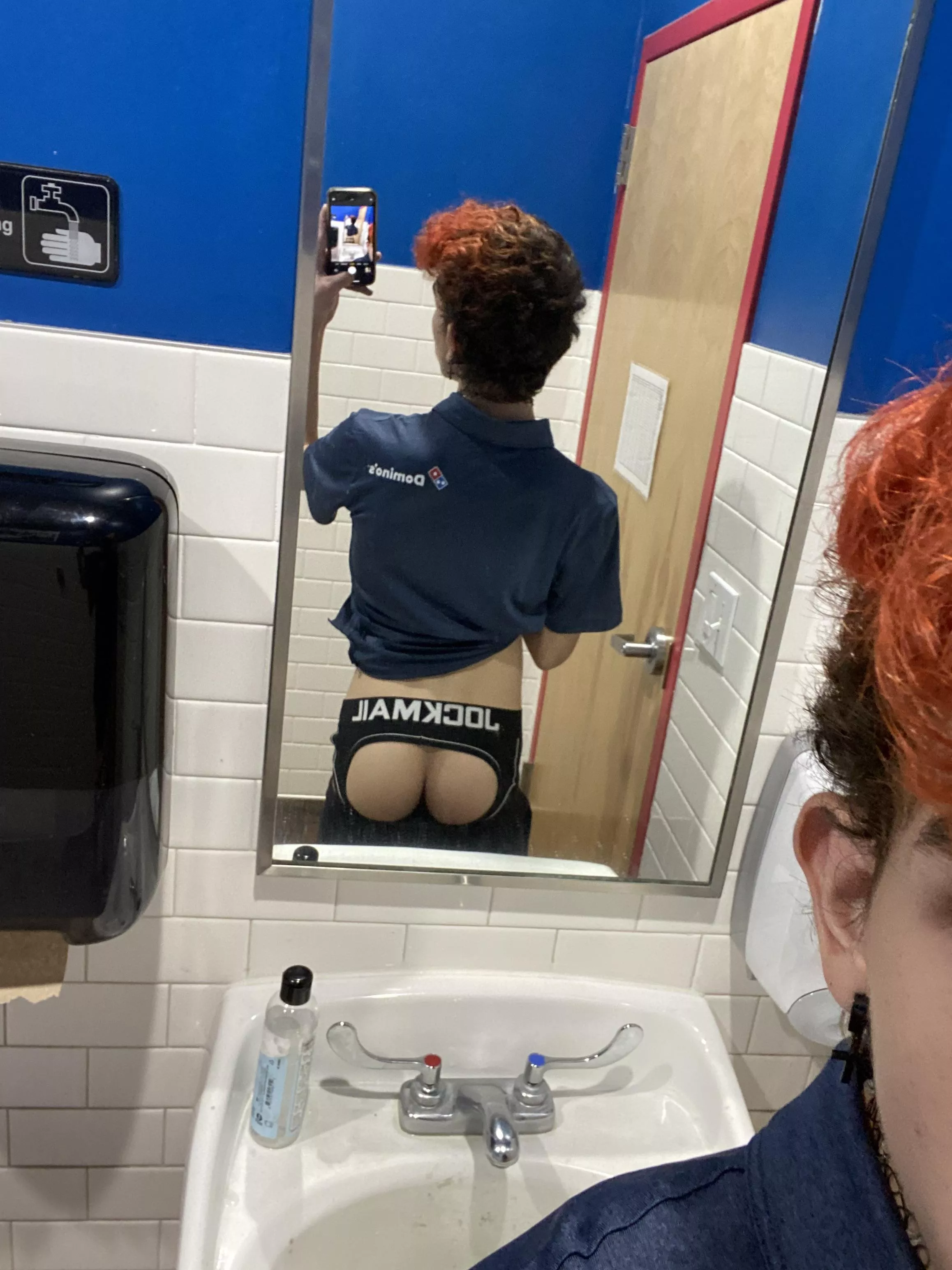 Where do i leave the delivery 😝💙❤️ posted by hornykage23