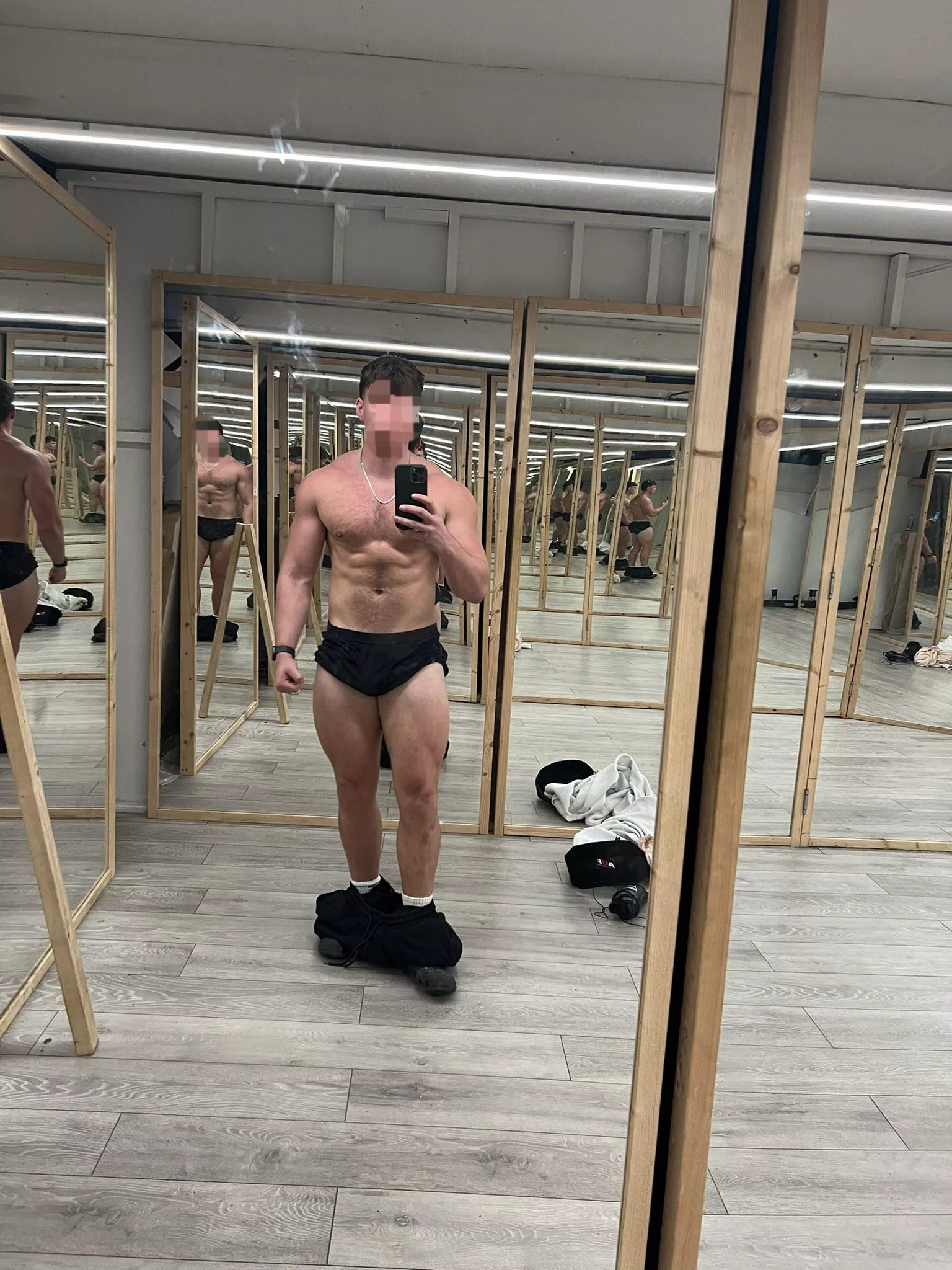 25, any good looking guys around for a chat? posted by thealertvist