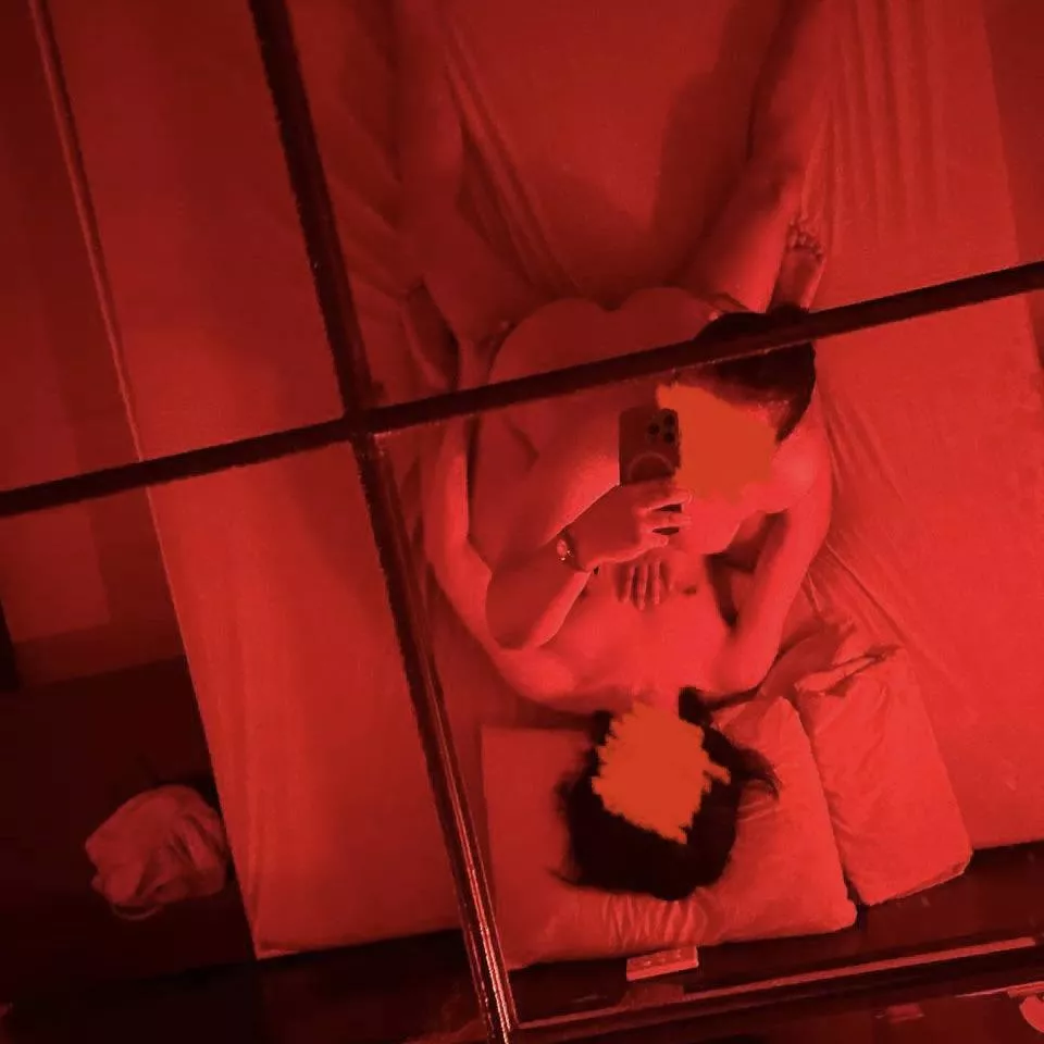 (f) mandatory mirror selfie 😜 posted by BuffaloMoney6601