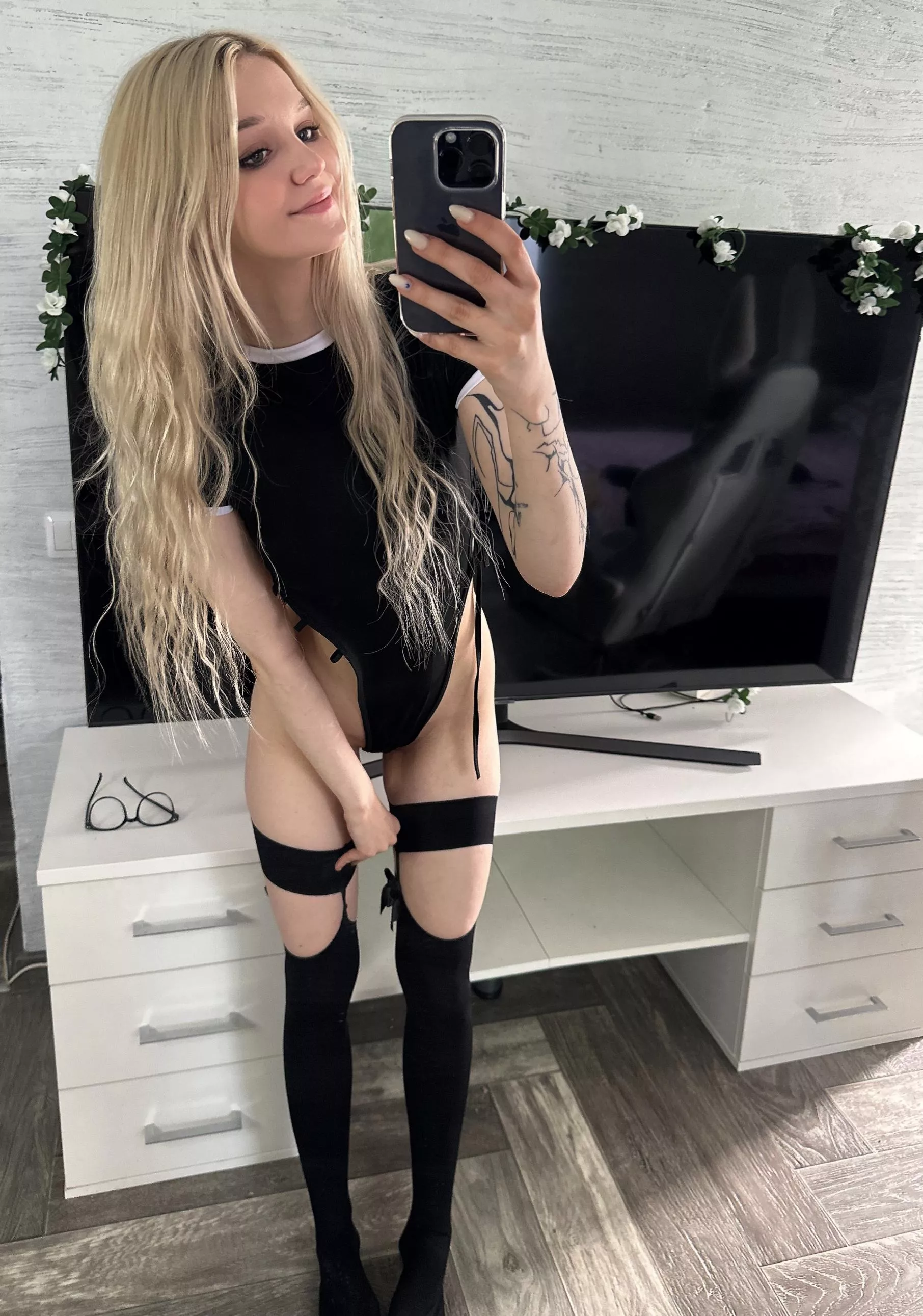 girls in black are perfect posted by pipsikk