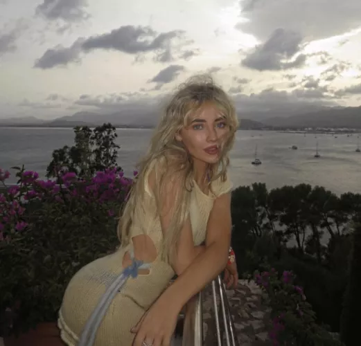 I need a bud to milk me dry for Sabrina Carpenter by biigdickjay36