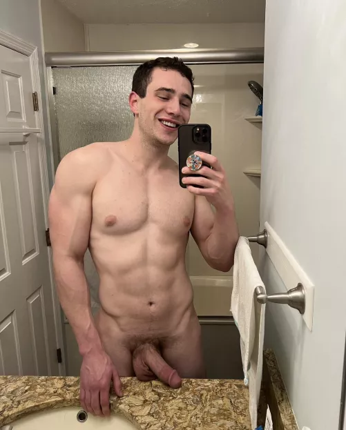 People need to stop taking serious nudes…am I welcome here? by DaxIsHere_