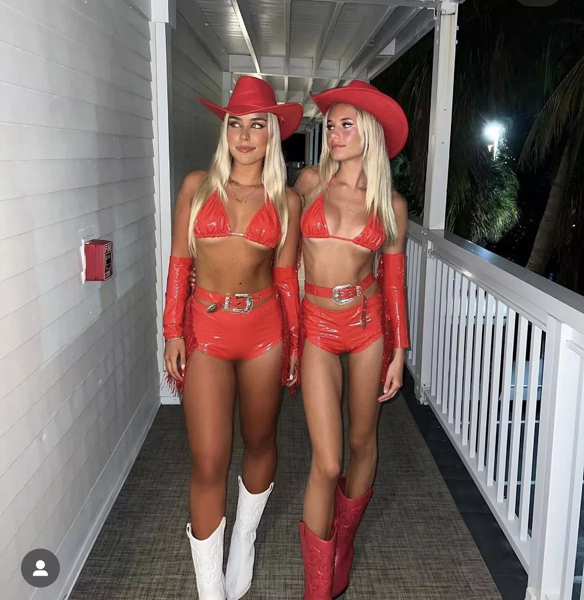 halloween 😈💦 (IUTR) posted by thiscantbereal245