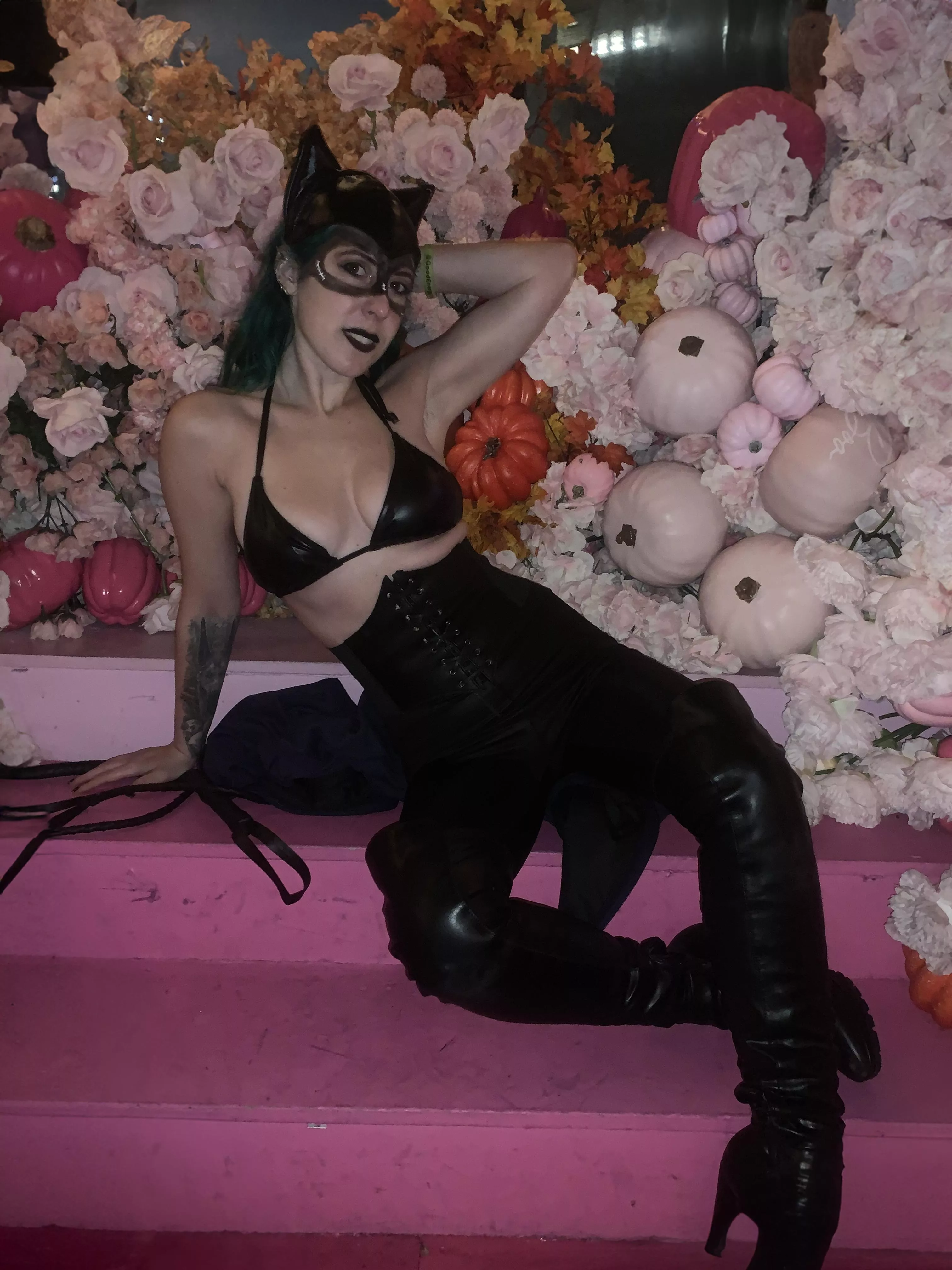 Leather and latex babe posted by sirenskiss3