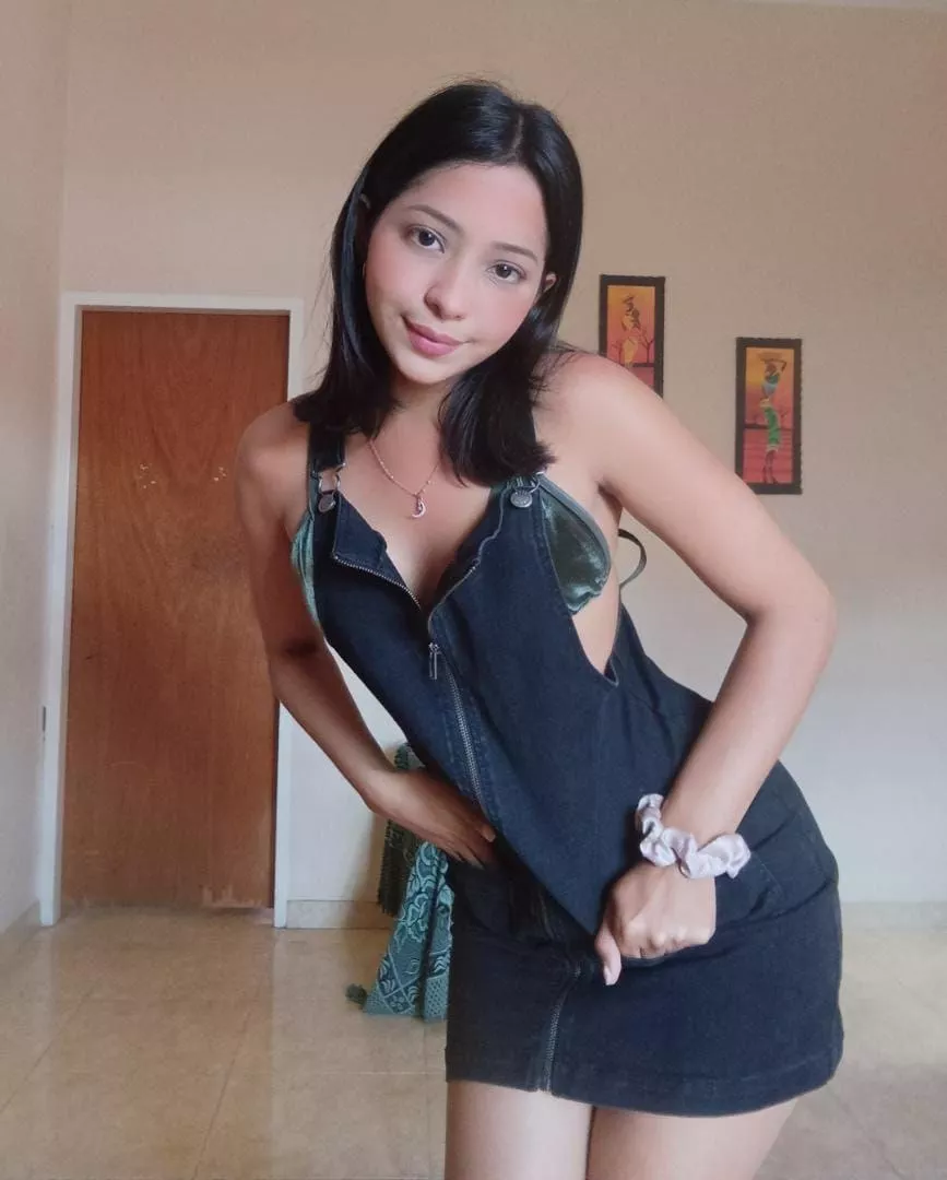 Nothing like a shirt eye contact 🤭 posted by blairgomez