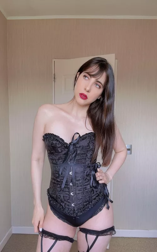 Black corset 🖤 & red lips by TheAnemona