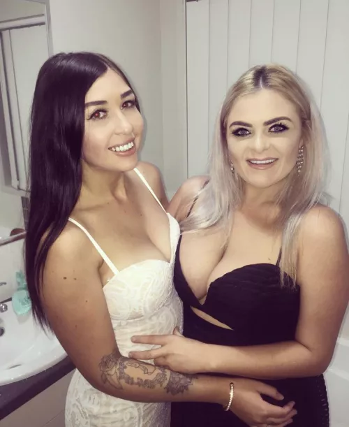 Blondie takes all the attention by knighttplaya