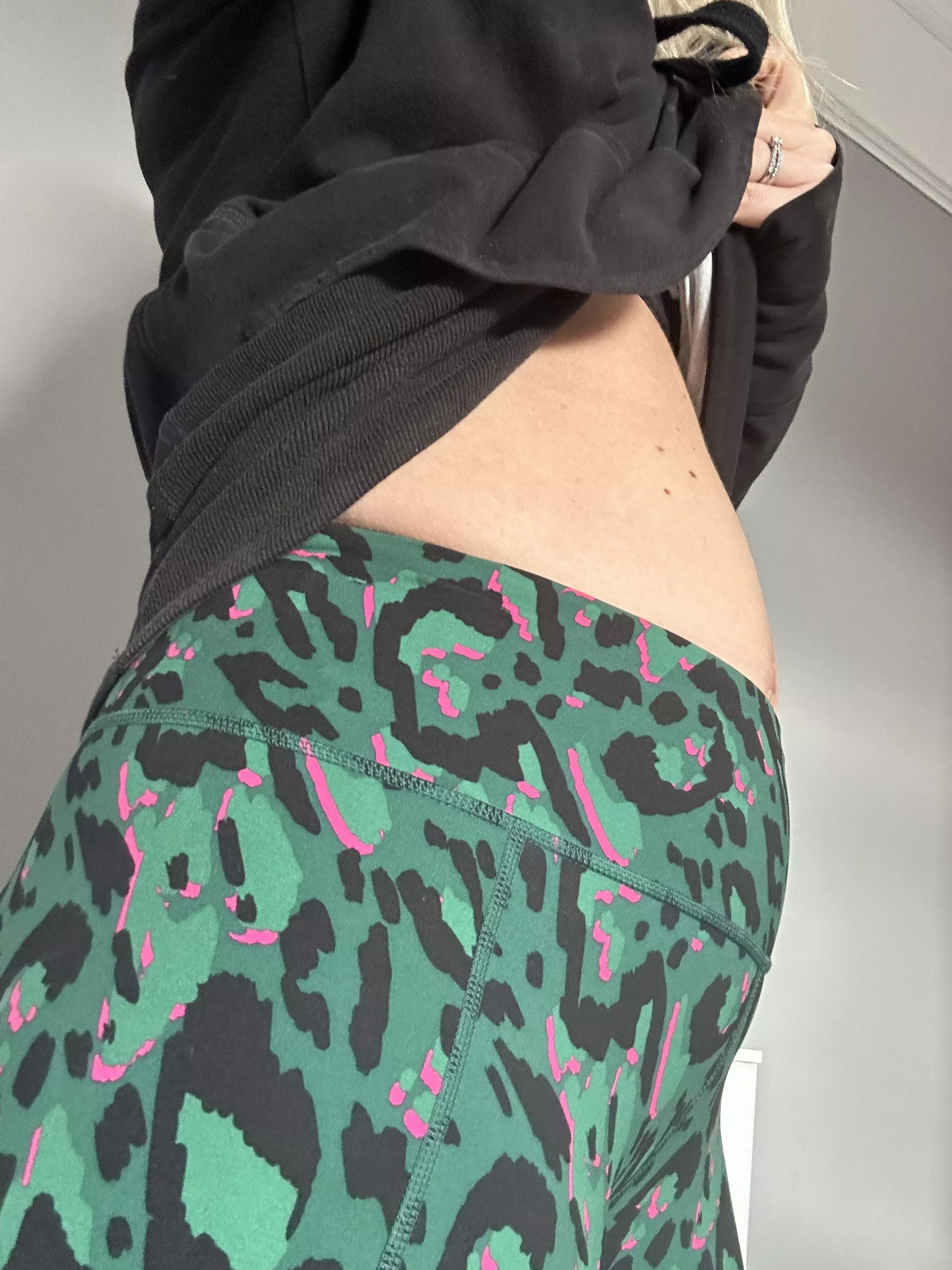 Come and rub my belly posted by laurarosevip