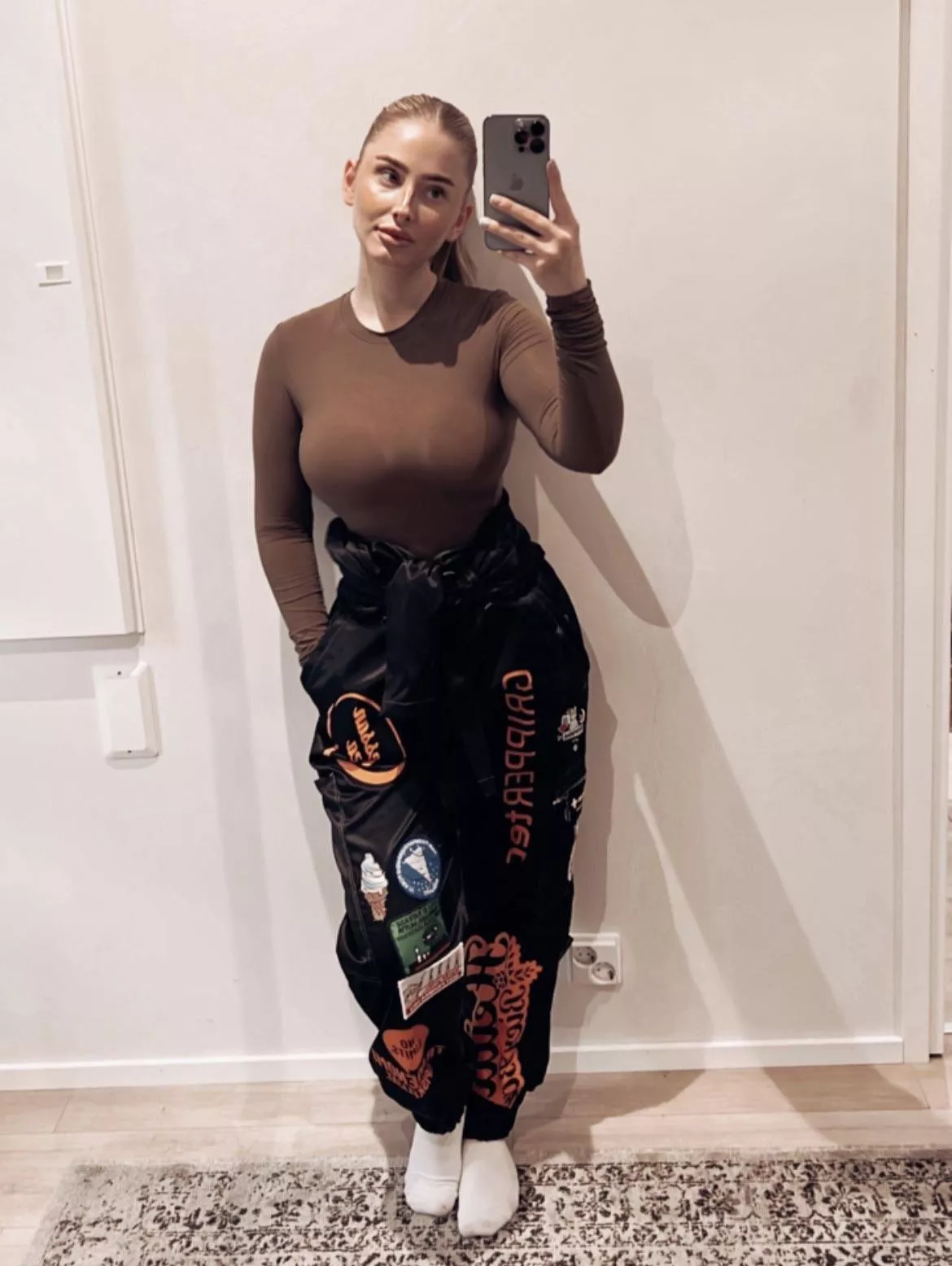 Hot in brown posted by FlashyIllustrator738