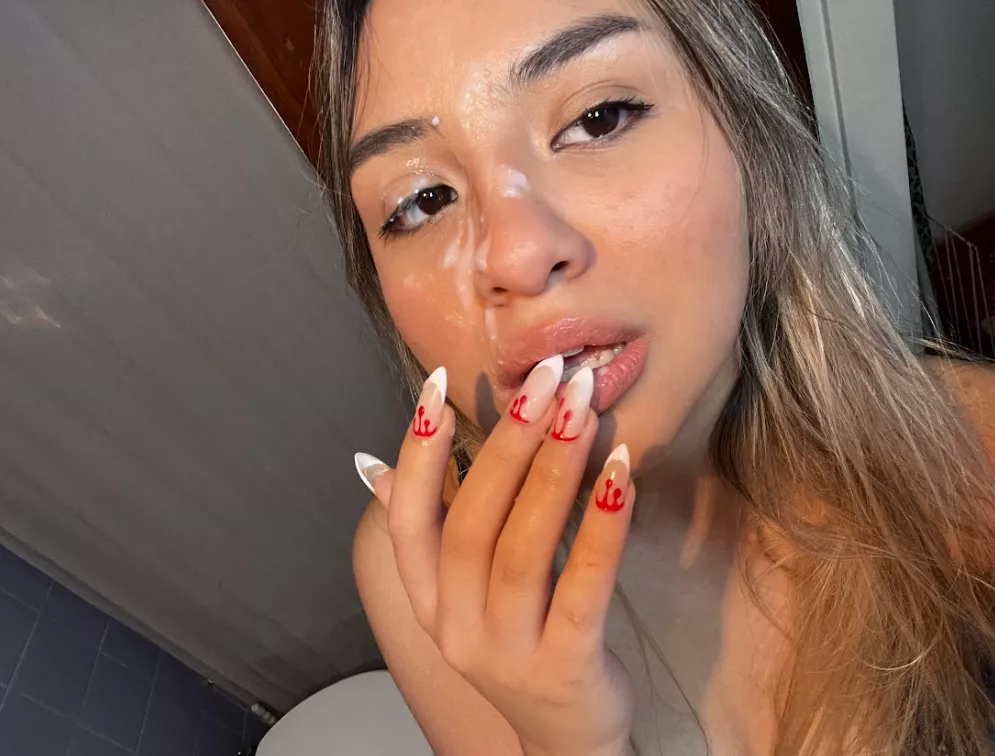 I finaly met with him irl and he blasted a huge load on my face... posted by kissesoccur