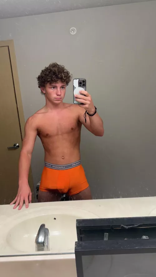 plumpy orange bulge by jacob-dyl