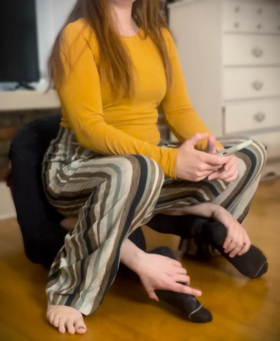 Facesitting a chair with a backrest! posted by FullweightFacesitter