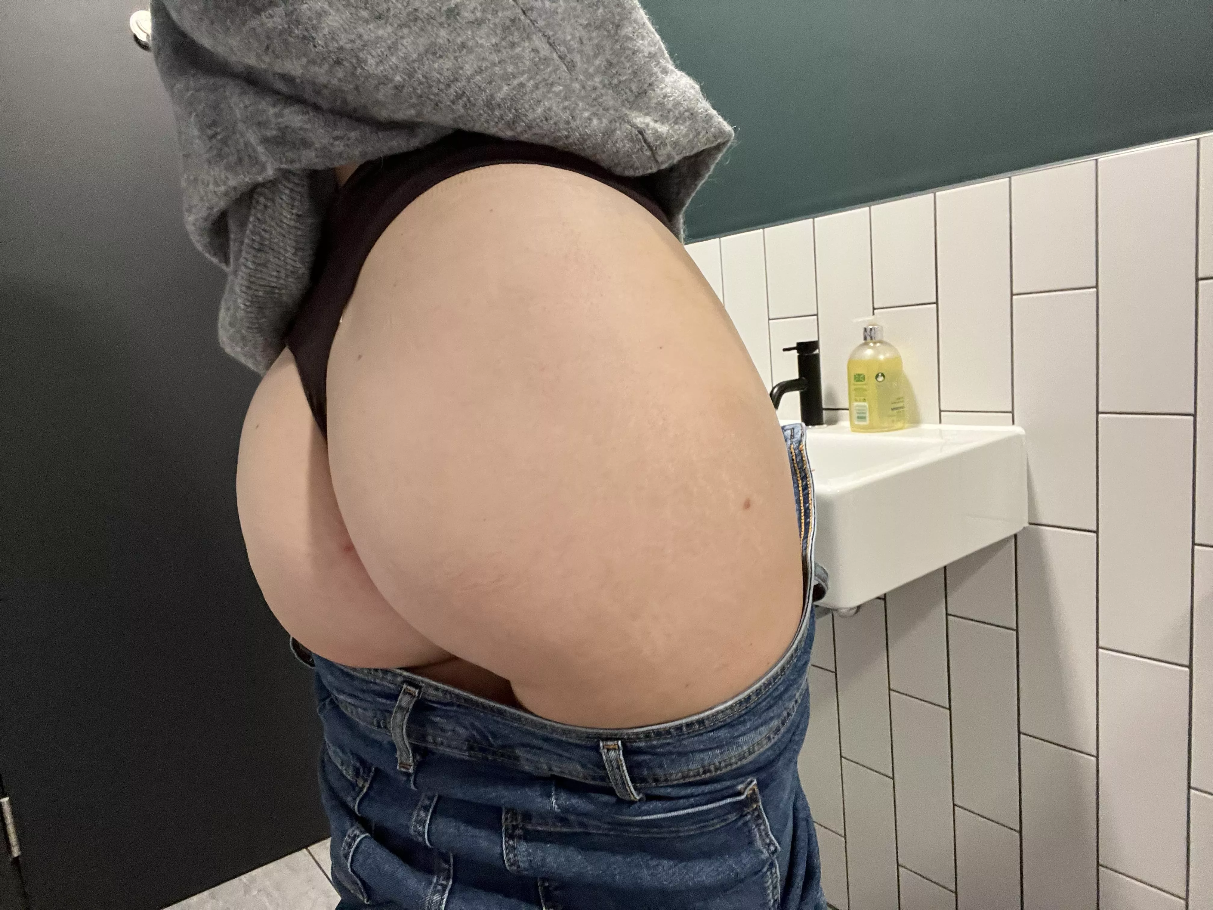 Have a bum selfie from work posted by Curvyandddflirty