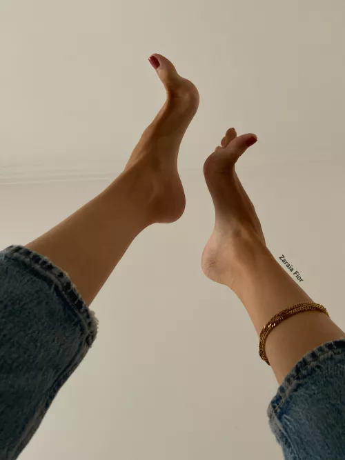 Long slender toes! 🥵 by ZaraiaFior