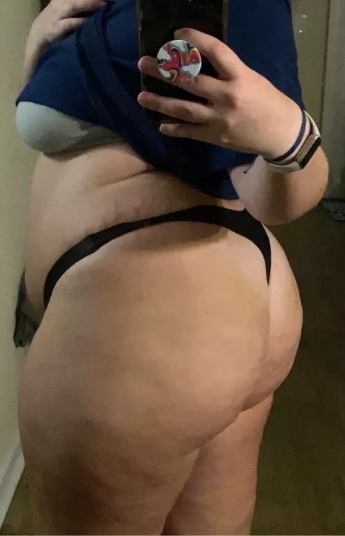 Looking wider🐷 by Poptartbelly