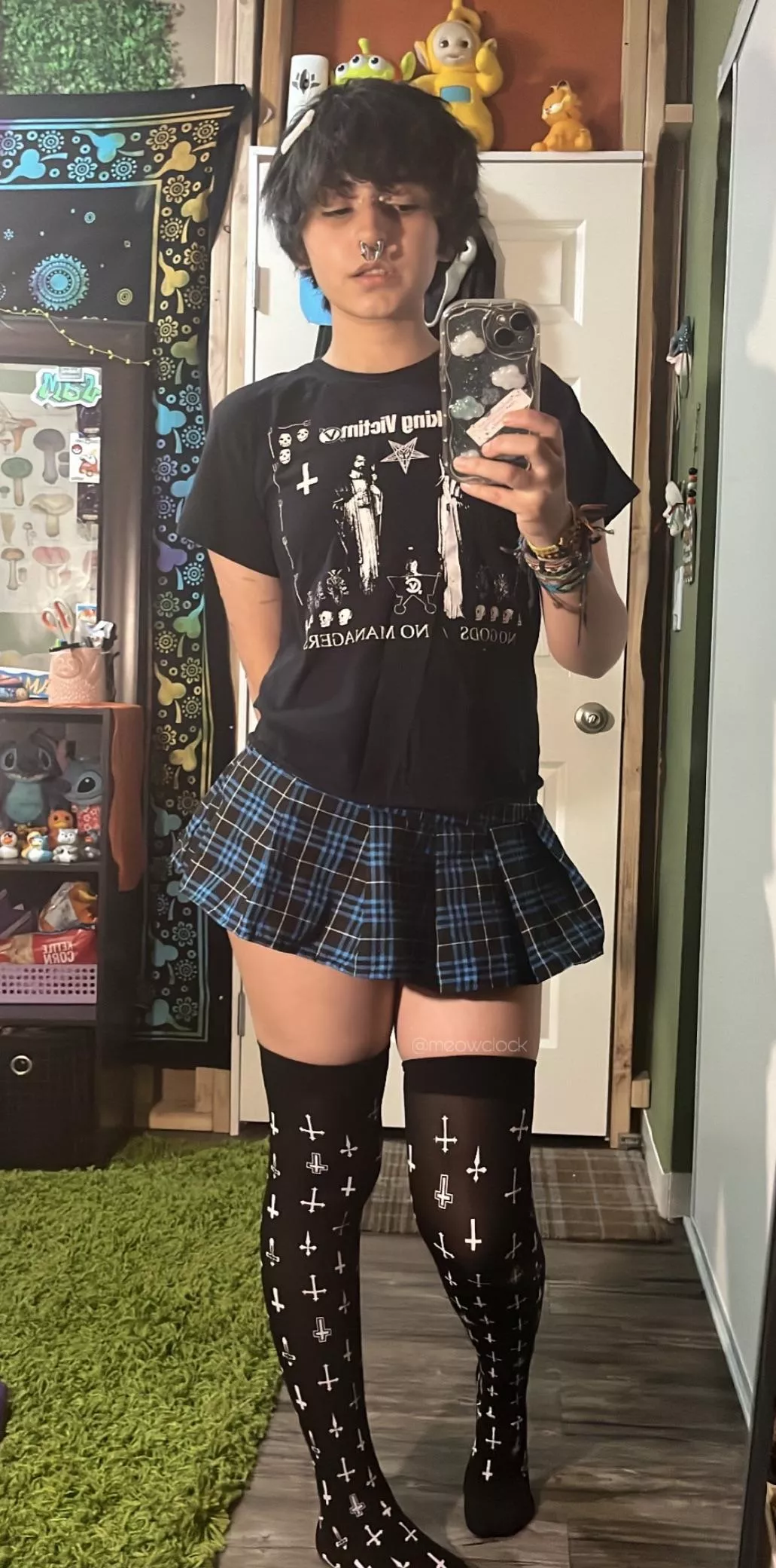 new stocking! how do i look? posted by meowclock