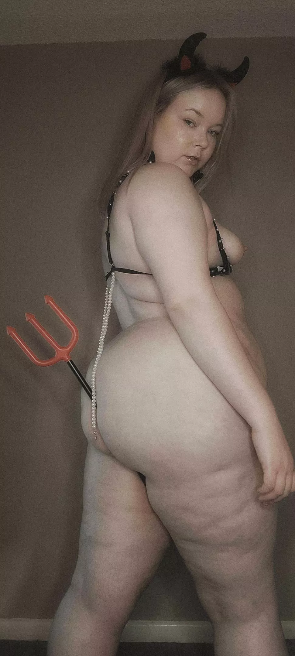 Perfect holding spot for my pitchfork 😈 posted by sandie_cheeks