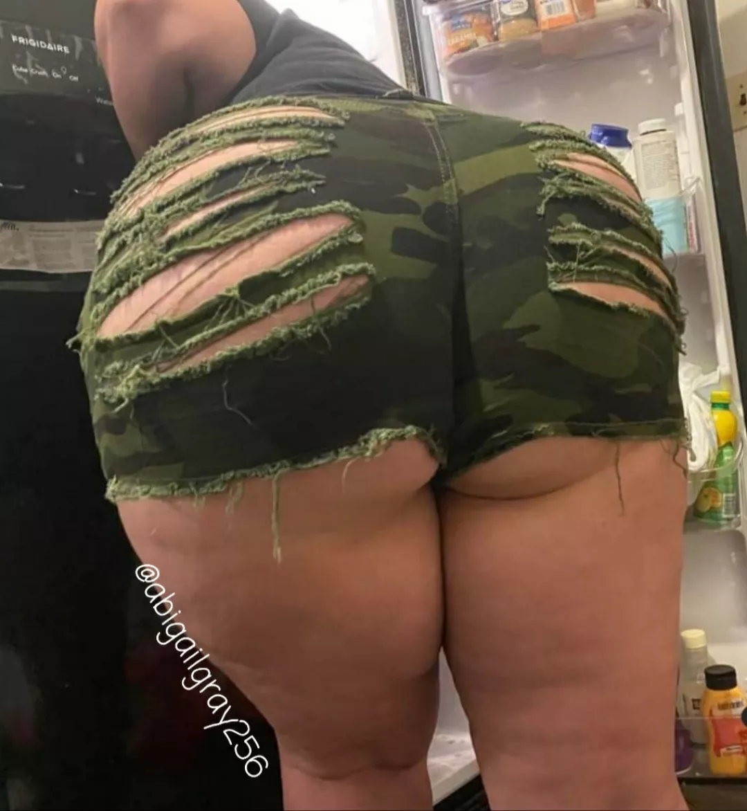 Plenty of snacks to eat in my kitchen! 🍑 posted by abigailgray256