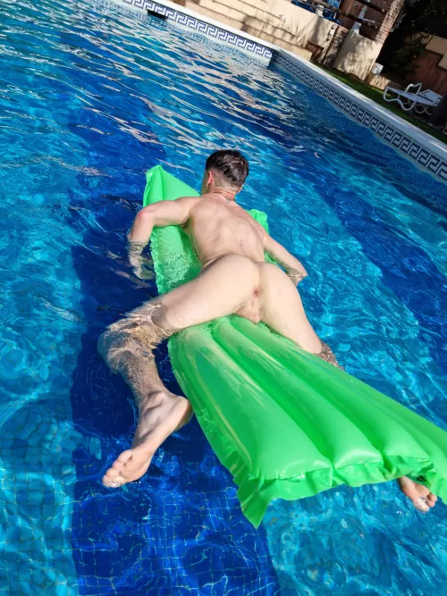 pound per pound bussy in the pool by sphobicreassurs