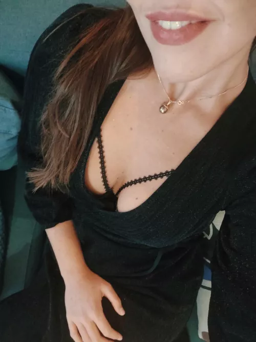 Qui aimerait voir ce qui se cache sous cette robe 👗? by ____ambre____