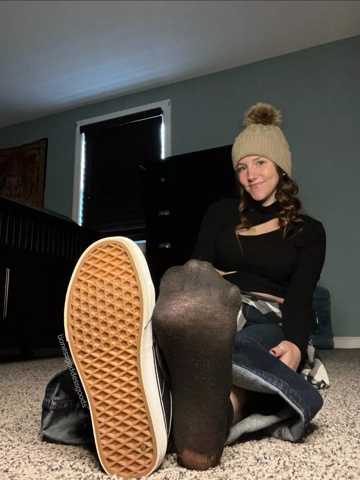 [Selling] Fresh out of my vans. Care for a sniff? Menu & drawer pinned. Free shipping, tracking #, pow photo included posted by LionessGoddessGoods