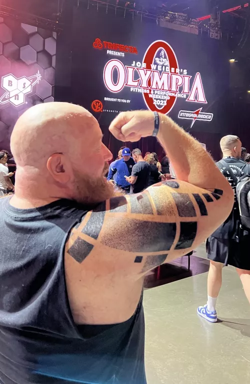 [56] Powerlifters can’t pose 💪🏼😎 by HugeMuscleGeek