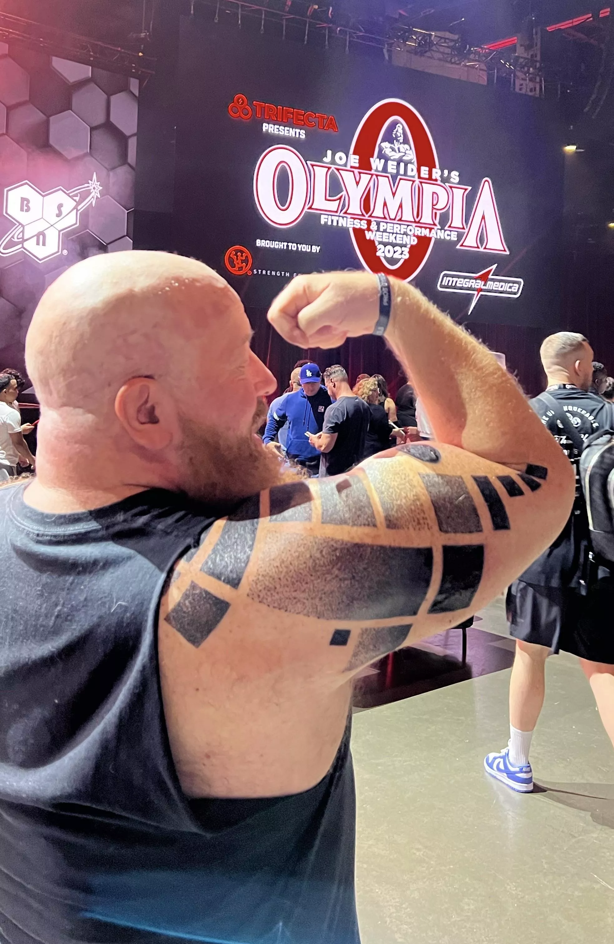 [56] Powerlifters can’t pose 💪🏼😎 posted by HugeMuscleGeek