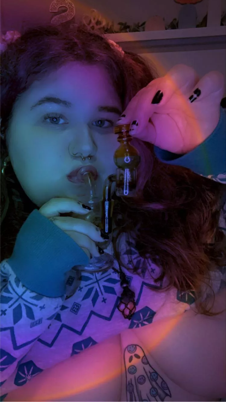 Hitting a (f)ew dabs tonight (: posted by bestamae