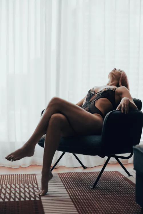 I’m bisexual, we can’t sit properly in chairs by lara6683