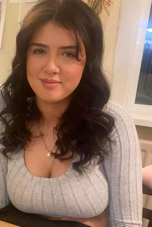 Irl brunette by Skinnyshet